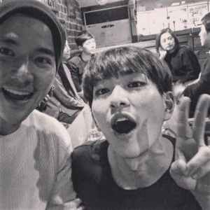 Cho Jasper Pemeran Daniel Spencer di Descendants of the Sun 6 Cho Jesper bersama Onew